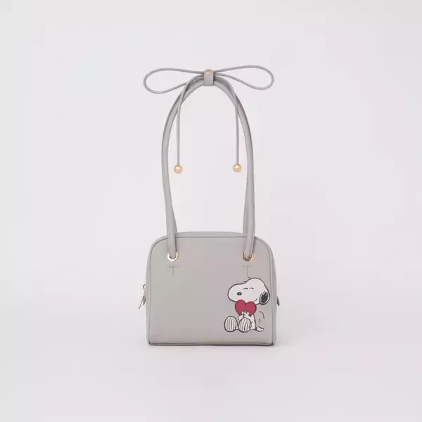 「スヌーピーがワンポイントに光る♪ FURLAの期間限定ポップアップストアに「ピーナッツ」とのコラボアイテム登場！」の画像