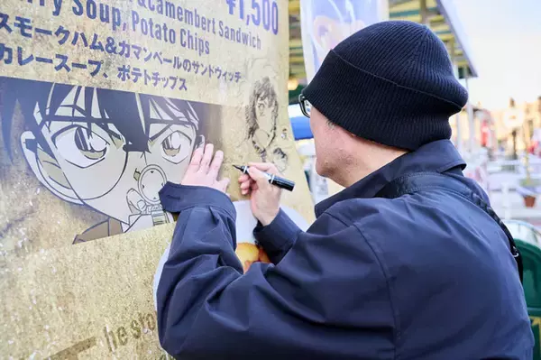 「「名探偵コナン」原作者・青山剛昌がUSJにサプライズ来場！「世良ちゃんのジークンドー、かっこよかった！」進化した推理体験を満喫＆直筆イラストも残す」の画像