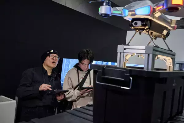 「「名探偵コナン」原作者・青山剛昌がUSJにサプライズ来場！「世良ちゃんのジークンドー、かっこよかった！」進化した推理体験を満喫＆直筆イラストも残す」の画像