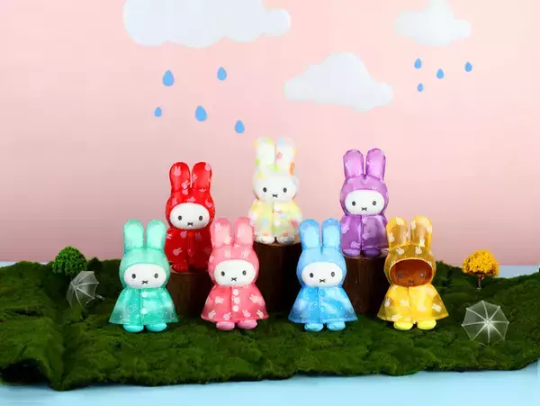 「ミッフィーのレインコート姿が可愛すぎ♪ 脱がせて“着せ替え”も！新作ぬいぐるみキーホルダー登場」の画像