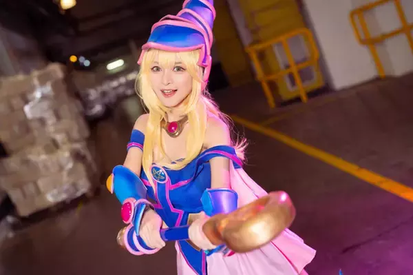 「「遊☆戯☆王」カードが東南アジアで大盛況！フィリピン美女コスプレイヤーの「黒・魔・導・爆・裂・破」受けてみる？【AFA SG 2022】」の画像