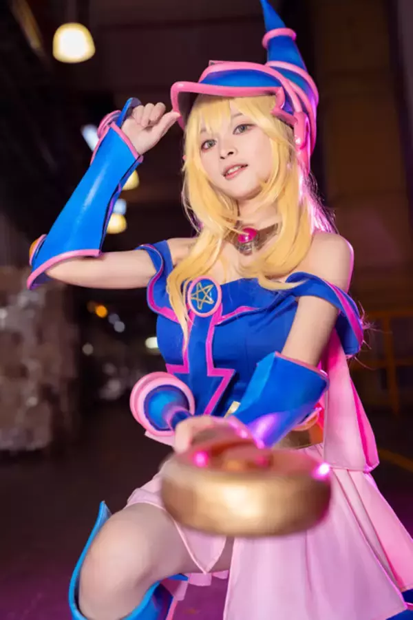 「「遊☆戯☆王」カードが東南アジアで大盛況！フィリピン美女コスプレイヤーの「黒・魔・導・爆・裂・破」受けてみる？【AFA SG 2022】」の画像