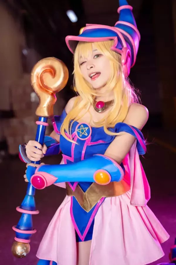「「遊☆戯☆王」カードが東南アジアで大盛況！フィリピン美女コスプレイヤーの「黒・魔・導・爆・裂・破」受けてみる？【AFA SG 2022】」の画像