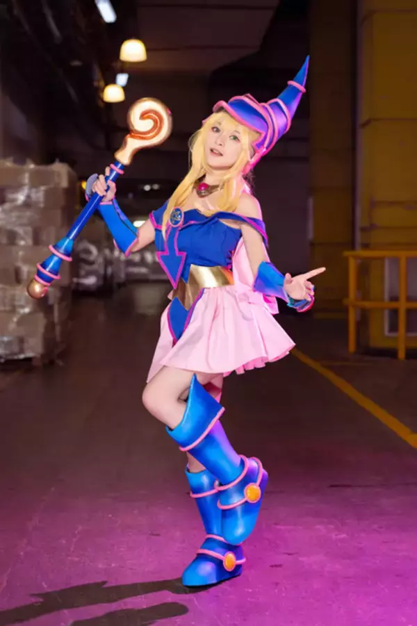 「「遊☆戯☆王」カードが東南アジアで大盛況！フィリピン美女コスプレイヤーの「黒・魔・導・爆・裂・破」受けてみる？【AFA SG 2022】」の画像