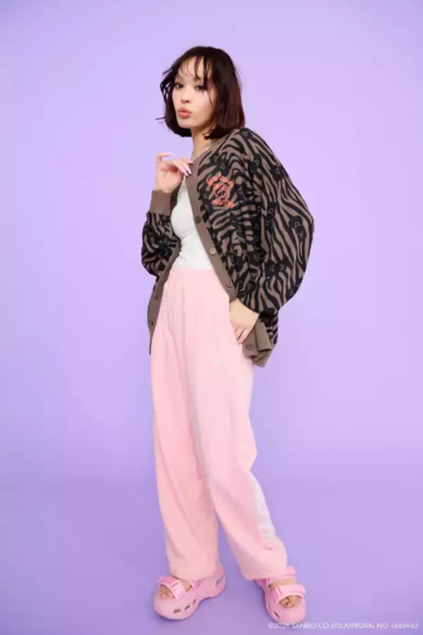 「「サンリオ」キティやクロミが“00年代ギャル”風アパレルに♪ レオパードやゼブラの総柄、ラインストーンがアツい!!　」の画像