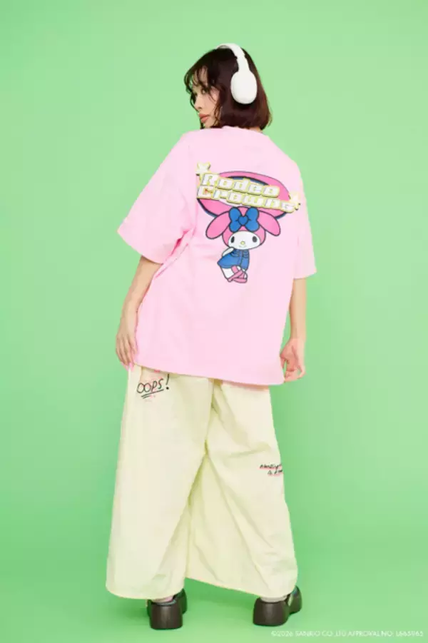 「「サンリオ」キティやクロミが“00年代ギャル”風アパレルに♪ レオパードやゼブラの総柄、ラインストーンがアツい!!　」の画像