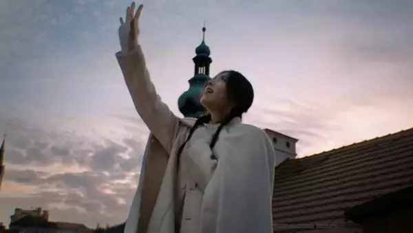 まるでフリーレンの世界。milet新曲MVは“魔法の都市”プラハで撮影｜アニメ第2期ED「The Story of Us」配信