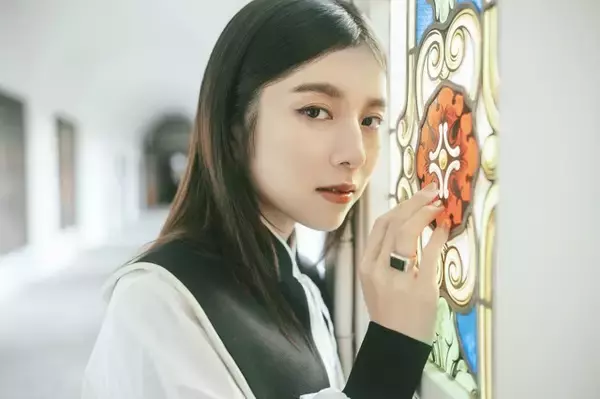 「まるでフリーレンの世界。milet新曲MVは“魔法の都市”プラハで撮影｜アニメ第2期ED「The Story of Us」配信」の画像