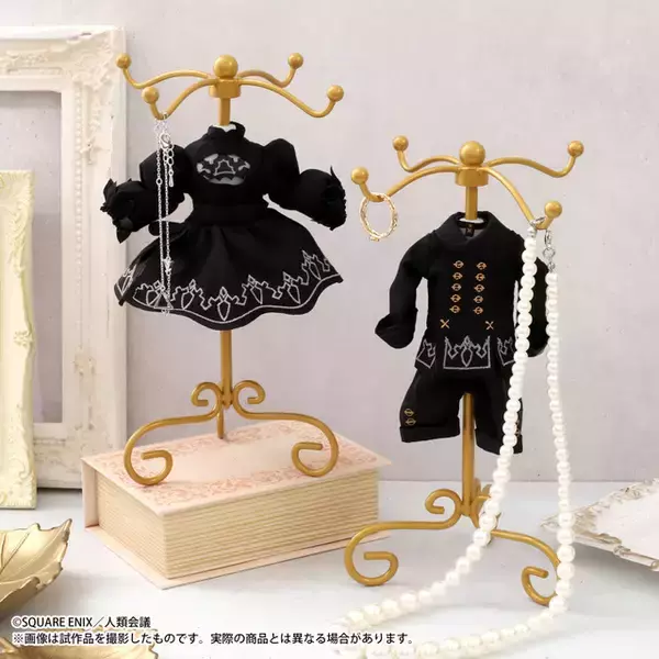 「NieR:Automata」2Bと9Sの衣装を細部まで再現！ 刺繍も美しいトルソー型アクセサリースタンド登場