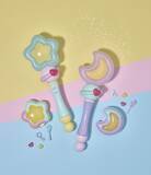 「「ぴえろ魔法少女」最新作「魔法の姉妹ルルットリリィ」変身＆魔法アイテムが商品化！“変身モード”や録り下ろしボイス搭載」の画像1