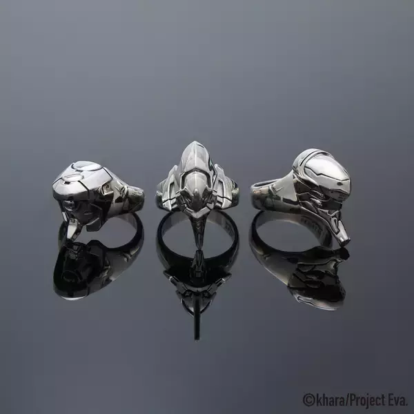 「「エヴァ」初号機や使徒・サキエルがアクセサリーに！ さりげなくアピールしちゃおう♪ 「最後のシ者」「使徒、襲来」などサブタイトルの総柄バッグも」の画像