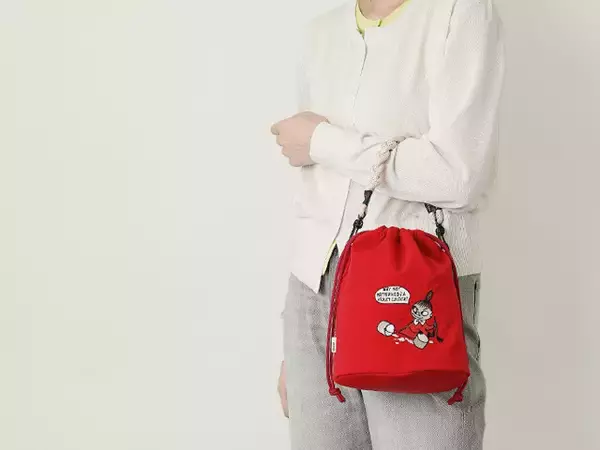 「「ムーミン」リトルミイのキュートな巾着バッグが新登場！コロンと愛らしいフォルムと鮮やかなレッドがかわいい♪」の画像