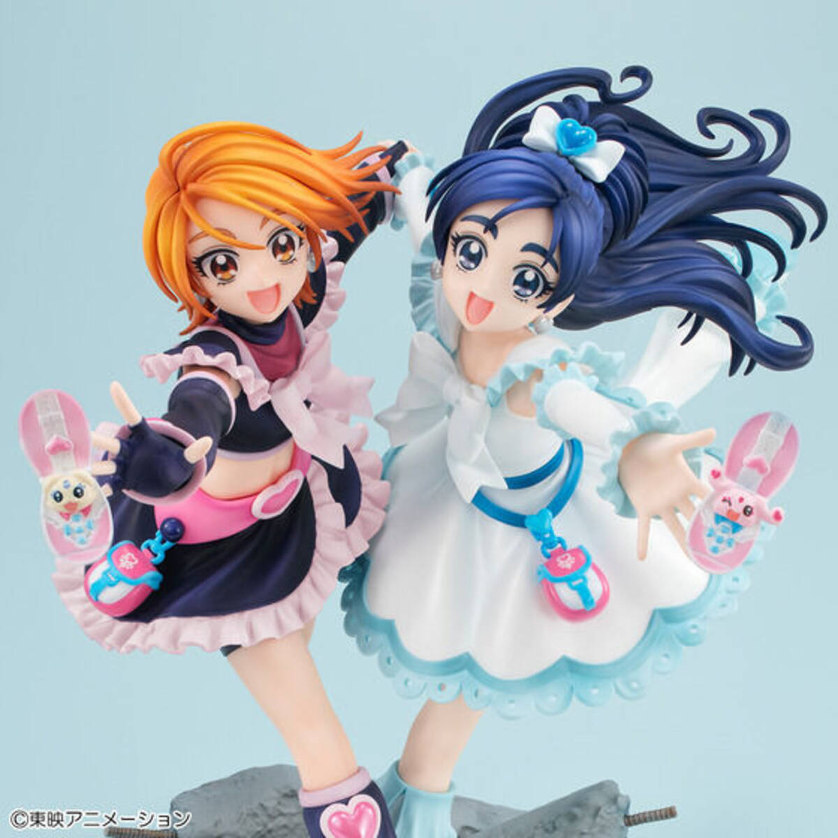 ふたりはプリキュア」キュアブラック＆キュアホワイトが手を繋いで前へ 