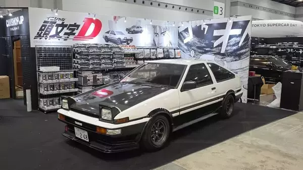 「頭文字D」藤原拓海の“ハチロク”実車展示&グッズ販売も！「ジャパンモビリティショー」ブース出展中