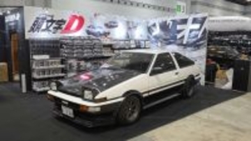 「頭文字D」藤原拓海の“ハチロク”実車展示&グッズ販売も！「ジャパンモビリティショー」ブース出展中