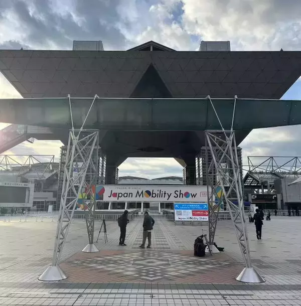 「「頭文字D」藤原拓海の“ハチロク”実車展示&グッズ販売も！「ジャパンモビリティショー」ブース出展中」の画像