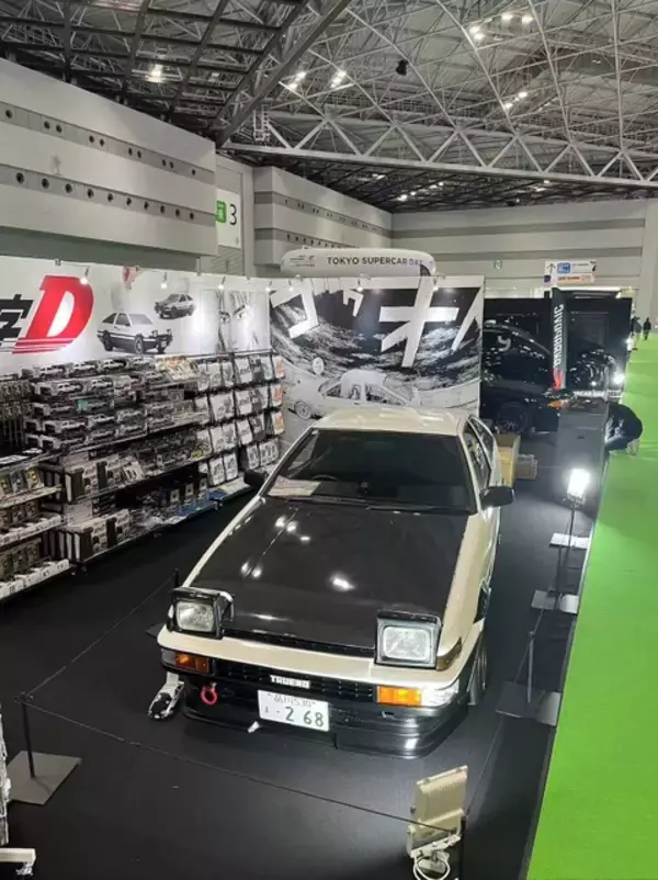 「「頭文字D」藤原拓海の“ハチロク”実車展示&グッズ販売も！「ジャパンモビリティショー」ブース出展中」の画像