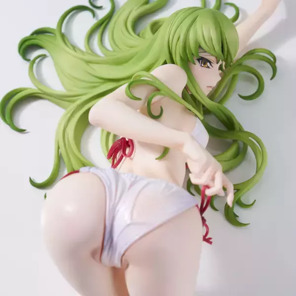 「拘束着、可憐な水着姿、どちらのC.C.も捨てがたい… 「コードギアス」C.C.のボディラインが美しいフィギュア2種が再販！」の画像