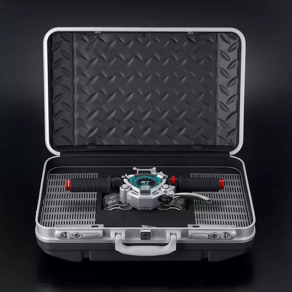 「“さあ！…振り切るぜ”「仮面ライダーW」アクセルドライバー専用収納ボックスの二次受注がスタート！仮面ライダーアクセルをデザインした特製パッケージ付き」の画像