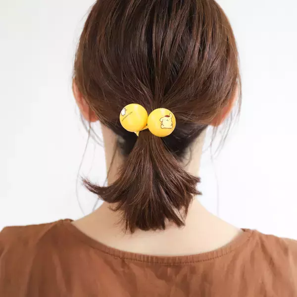 「レトロがたまらん♪「サンリオ」まんまるカラフルなヘアゴム＆キャリーケースがチャームに！ カプセルトイ新商品が登場」の画像
