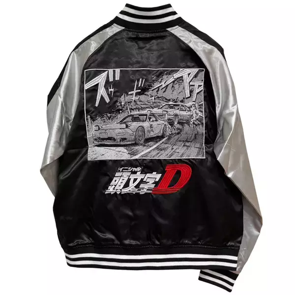 「「頭文字D」“ズギャーーアアッ”とスカジャンが数量限定で登場！総刺繍の重厚感が◎」の画像