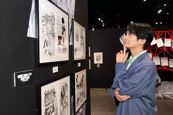 「「SAKAMOTO DAYS」完成原稿＆直筆創作資料が目白押し！島崎信長も来場で「ハッピーになれる展覧会」と熱弁☆ 大型原作展が開催中」の画像