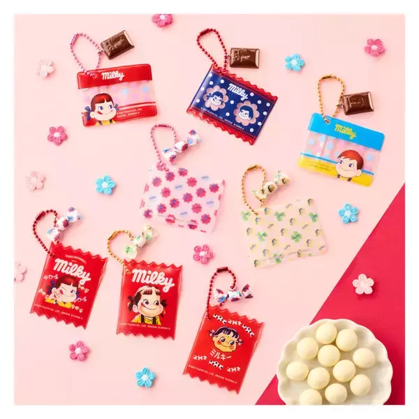 「「不二家」ペコちゃんとポコちゃんのお菓子がチャーム＆ミニポーチに♪可愛さ満点の食玩が登場」の画像