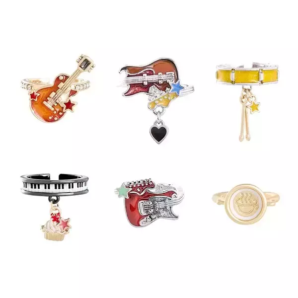 「「けいおん！」唯や澪、梓たちと“ずっと放課後、いつまでもティータイム”―「MAYLA」からリングセット&グリッター入りアクスタ登場」の画像