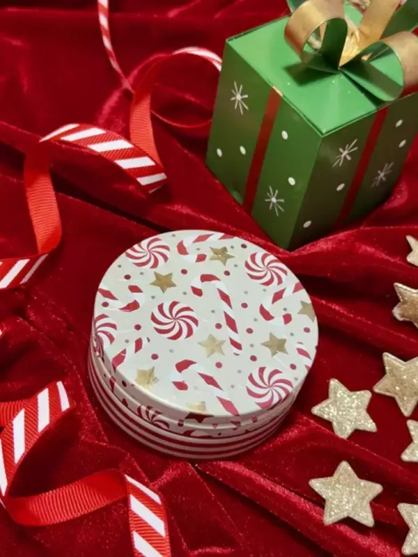 「ハローキティたちがクリスマスセーターでパーティ♪ 限定デザインがキュートすぎ！「スチームクリーム」クリスマス商品が登場」の画像