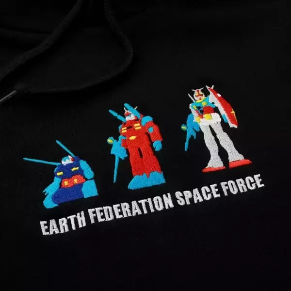 「「機動戦士ガンダム」V作戦のMSが勢ぞろい！ 地球連邦軍＆ジオン公国軍のモビルスーツが描かれたパーカー＆Tシャツが登場」の画像