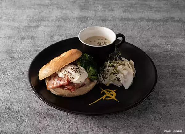 「「ガンダム 閃光のハサウェイ」テーマカフェが開催♪ ギギの瞳の色に変化するドリンク、ケネスのカレーなど充実メニューを展開☆」の画像