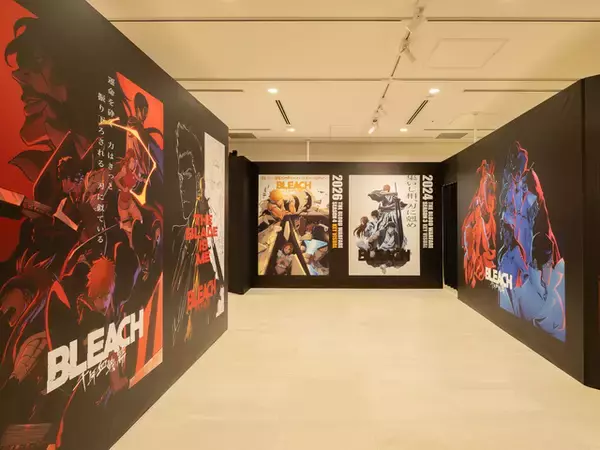 「一護の斬魄刀“斬月”の実物大レプリカも展示！ 「BLEACH 千年血戦篇」特別展示がアニメ東京ステーションにて開幕」の画像