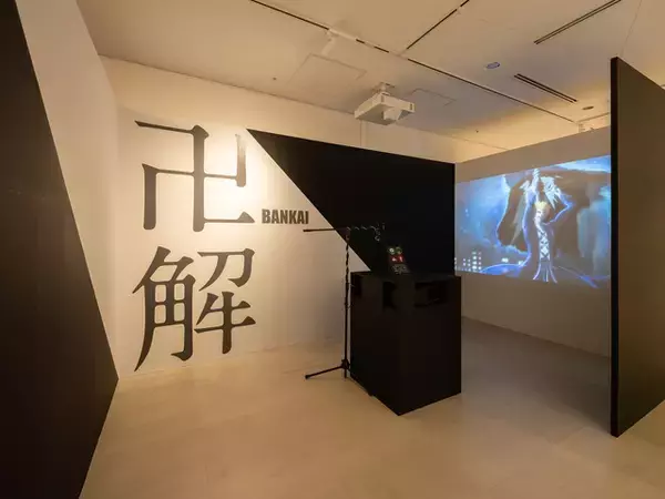 「一護の斬魄刀“斬月”の実物大レプリカも展示！ 「BLEACH 千年血戦篇」特別展示がアニメ東京ステーションにて開幕」の画像