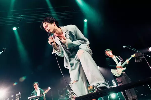 jo0ji『呪術廻戦』ED主題歌「よあけのうた」で掴んだ新境地！Zepp Shinjukoで初ツアー完遂【ライブレポート】