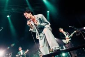 jo0ji『呪術廻戦』ED主題歌「よあけのうた」で掴んだ新境地！Zepp Shinjukoで初ツアー完遂【ライブレポート】