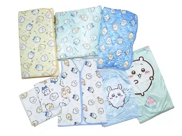 「「ちいかわ」ぷっくりアップリケがかわいいポーチに、ルームウエアや寝具も！新商品が続々登場」の画像