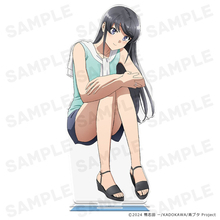 「青ブタ」“私と咲太が付き合ってるのはね…” 大学生の桜島麻衣をデザイン！新作グッズ登場