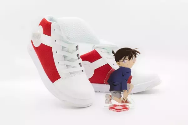 「「名探偵コナン」“キック力増強シューズ”が本当に履ける！ ダイヤルが回る本格仕様＆描き下ろしアクスタも付いてくる」の画像