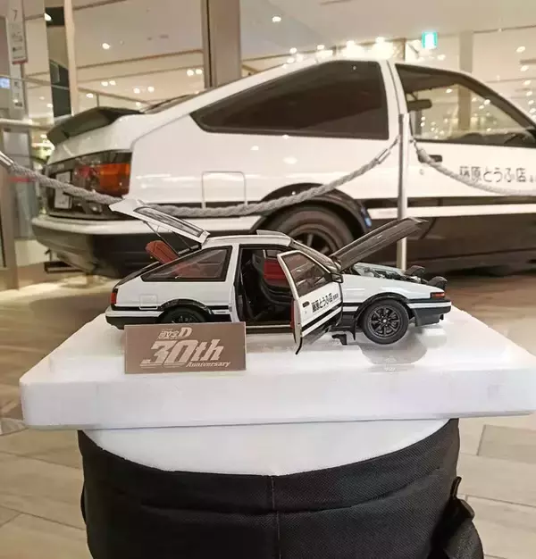 「頭文字D」AE86（ハチロク）が実車と1/18スケールモデルで集結！ イオンモール高崎でポップアップショップ開催【8月11日～】