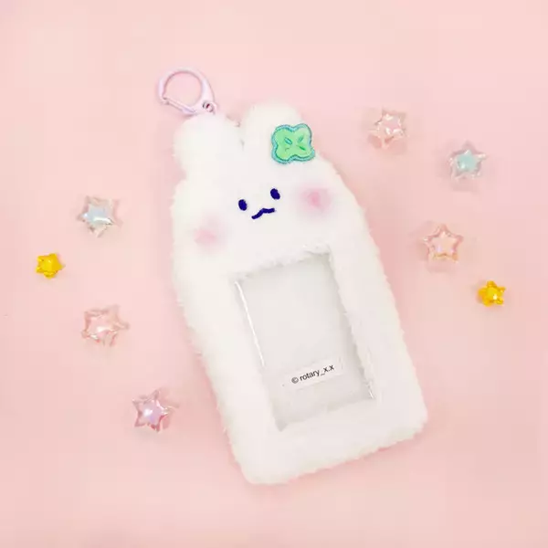 「ラブリーモンモンのふわもこポーチが鬼カワ♪ SNSで話題の「＃モン活」を楽しめるポーチやフォトフォルダーが登場」の画像