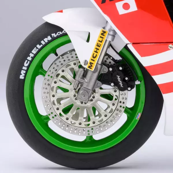 「バイクマンガの金字塔「バリバリ伝説」巨摩郡の「WGP500」挑戦時の愛機・NSR500が立体化！ 「大阪モーターサイクルショー」でも販売・展示」の画像