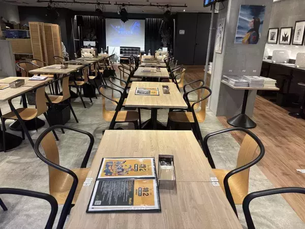 「「パトレイバー」整備工場の賄いカレーや、進士の愛妻弁当も！“HEADGEAR+展”のグッズや展示が並ぶカフェ開催」の画像