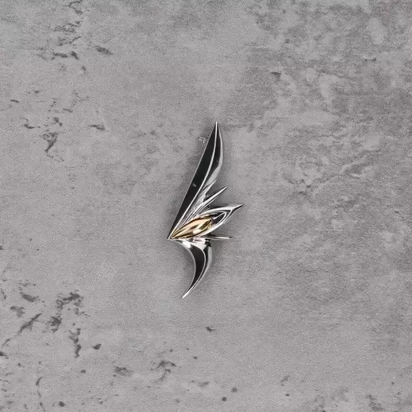 「シンやレイと同じ“FAITH”の一員に…「ガンダムSEED DESTINY」ザフト軍特務隊の徽章がブローチ＆ペンダントに！」の画像