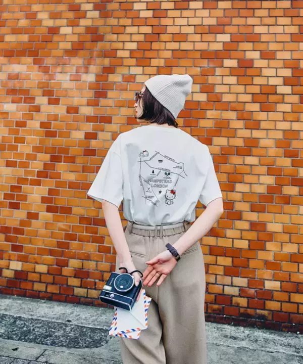 「「サンリオ」キティと一緒に旅気分！ 「旅する日常」テーマのTシャツやワンピースがかわいすぎる♪【グローバルワーク】」の画像