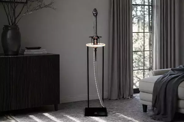 「「NieR:Automata」1/1スケール“白の契約”、専用スタンド付きセットが登場！139cmの刀身を日常に― 私はいつまで戦い続けるのだろう？」の画像