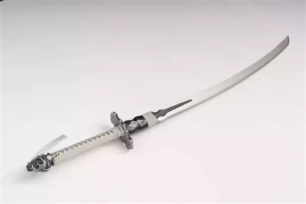 「「NieR:Automata」1/1スケール“白の契約”、専用スタンド付きセットが登場！139cmの刀身を日常に― 私はいつまで戦い続けるのだろう？」の画像