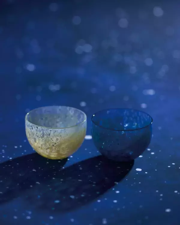 「“手のひらに宇宙を”「宇宙兄弟」の世界を日本の伝統工芸で表現☆宇宙や星空、兄弟をイメージしたガラスや越前漆器が登場」の画像