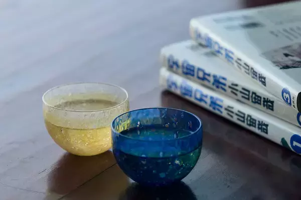 「“手のひらに宇宙を”「宇宙兄弟」の世界を日本の伝統工芸で表現☆宇宙や星空、兄弟をイメージしたガラスや越前漆器が登場」の画像