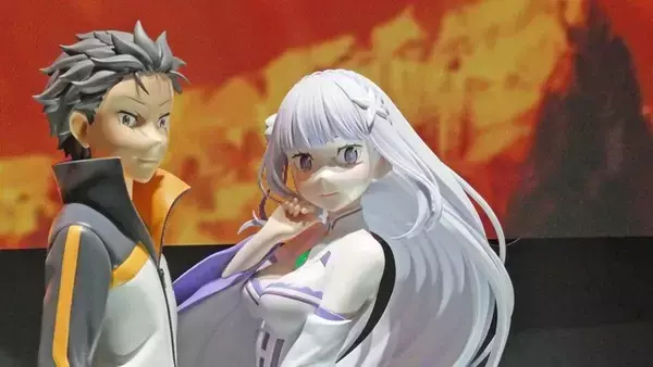 スバルとエミリアたんが等身大フィギュアで「ようこそ！」S4の放送が待ちきれない♪ KADOKAWAブース「リゼロ」コーナーをピックアップ【AnimeJapan 2026 ブースレポ】