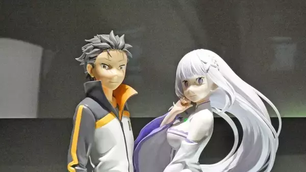 「スバルとエミリアたんが等身大フィギュアで「ようこそ！」S4の放送が待ちきれない♪ KADOKAWAブース「リゼロ」コーナーをピックアップ【AnimeJapan 2026 ブースレポ】」の画像